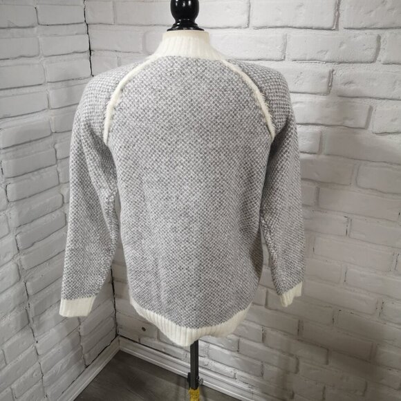 NWOT Wind River Ladies Size Medium Grey & White Straight Fit Sweater - Picture 2 of 9